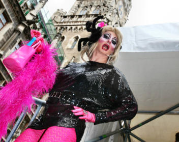 Vor den Toren Mnchens ist Chantal Gpunkt immer ein Hingucker - Chantal GPunkt steht fr lustige Travestie und professionelle Zauberkunst in Mnchen